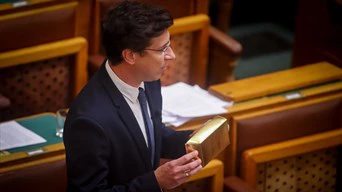 A repülőrajt gyorsabban omlott össze, mint a kötcsei papírdoboz