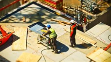 Cicomaberuházások és piramisépítések helyett munkahelyvédelmi alapot!