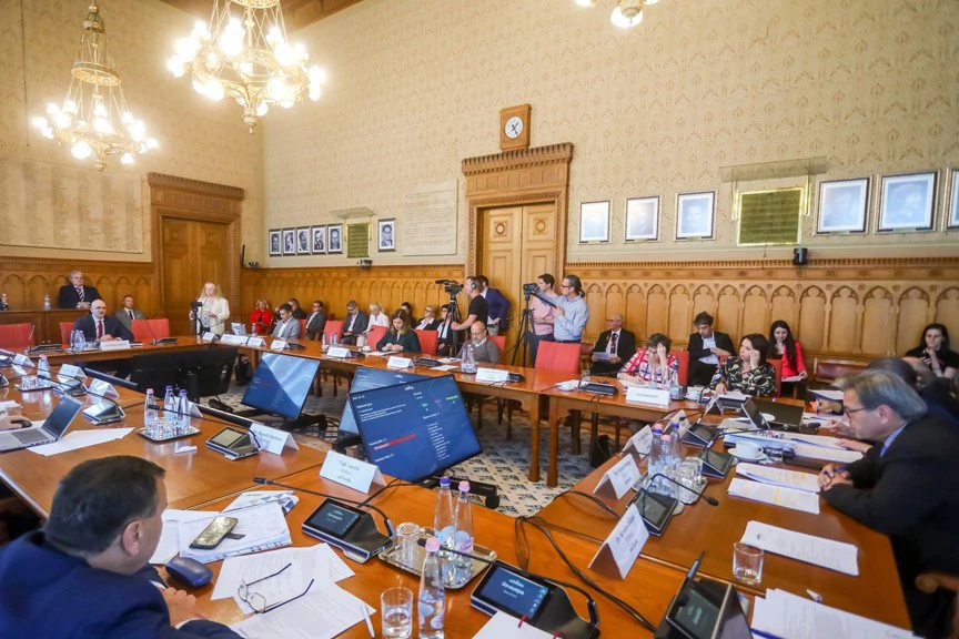 A fideszesek mély hallgatás mellett tettek keresztbe a devizakárosultaknak, de a Jobbik folytatja értük a harcot!