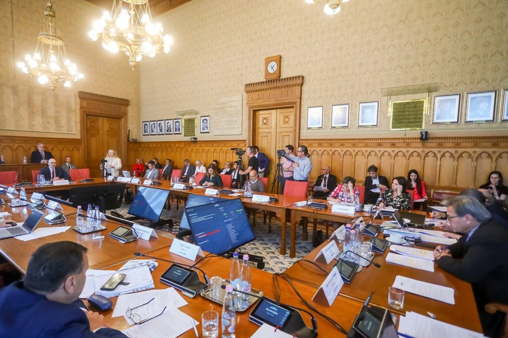 A fideszesek mély hallgatás mellett tettek keresztbe a devizakárosultaknak, de a Jobbik folytatja értük a harcot!