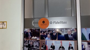 „Migránsmunkás Toborzó Iroda” matricát ragasztottunk a Fidesz irodáira