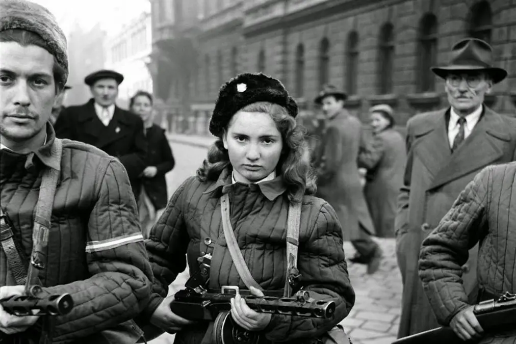 Szijjártó kéresse be az orosz nagykövetet az '56-os hősöket fasisztázó tankönyv miatt!