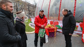 A MikulásGyárba vitt adományt a Jobbik-Konzervatívok főpolgármester-jelöltje