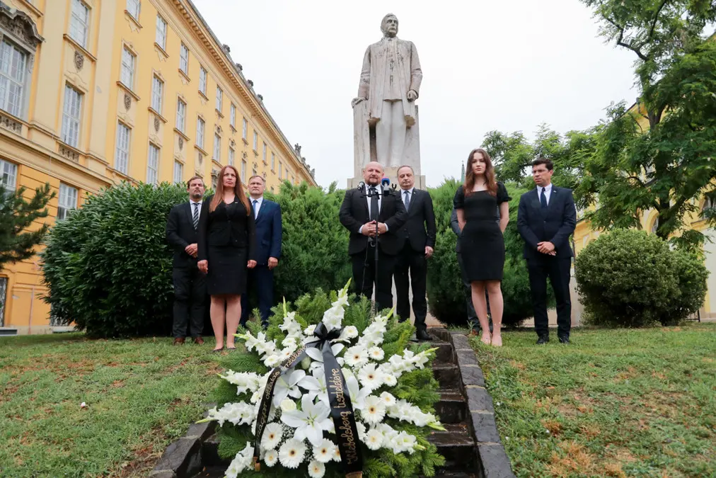 Koszorúzással tiltakoztunk a státusztörvény ellen!