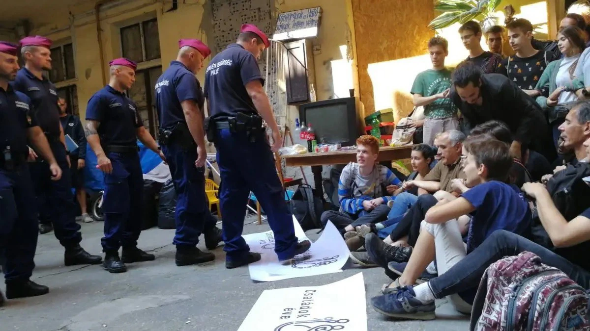 A Jobbik nem most csodálkozik rá a devizahiteles kifosztásra, hanem 15 éve küzd ellene