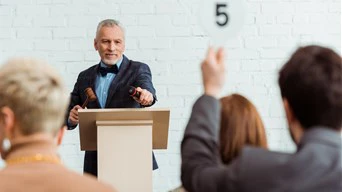 Egy hiénákból, vészívókból álló iparág telepedett arra, hogy az emberek elveszítik az otthonukat