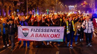 Lángolt a Bank Center előtti tér a devizakárosultak fáklyáitól